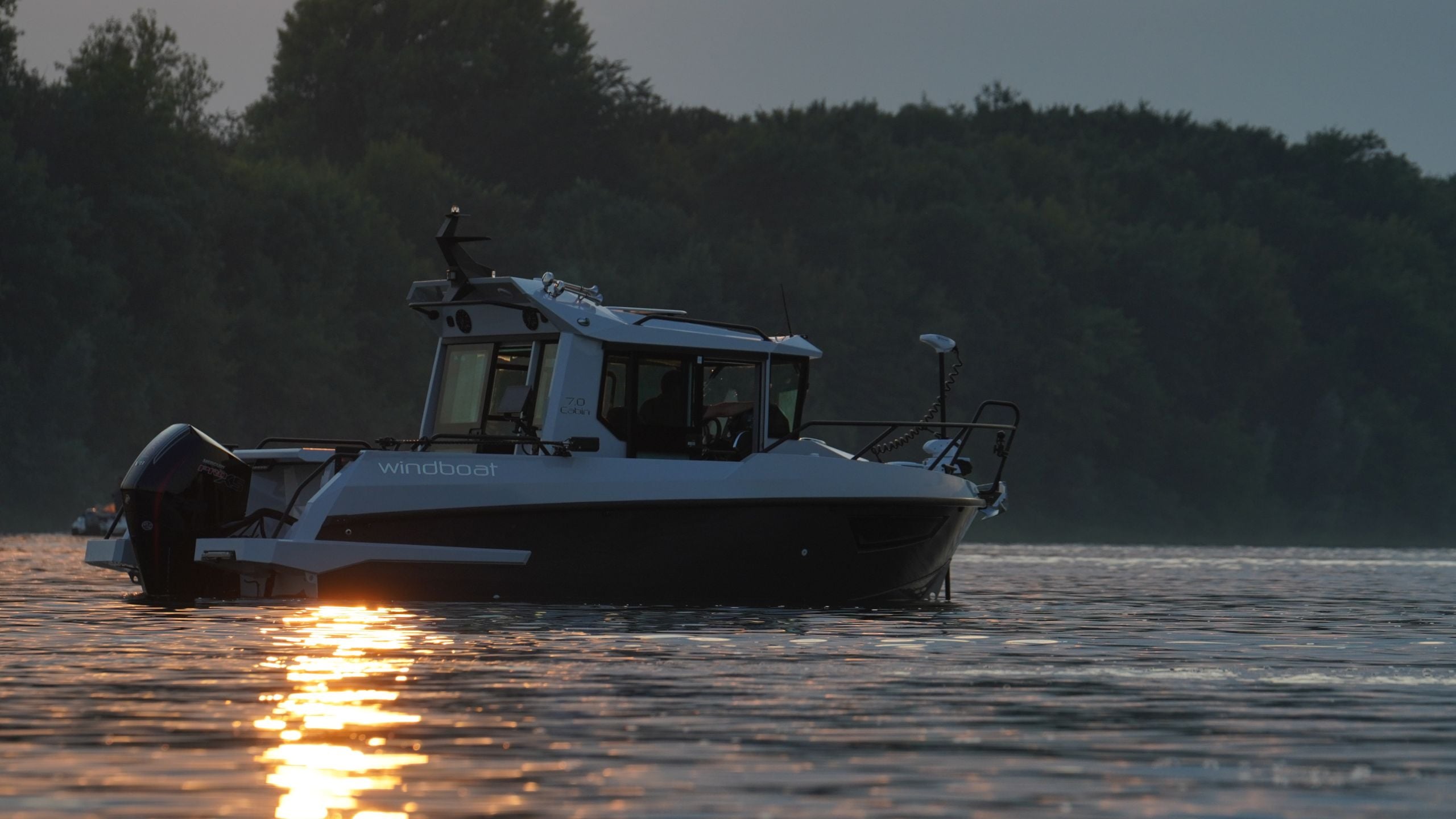 Windboat 7.0 Cabin — палуба вдоль рубки