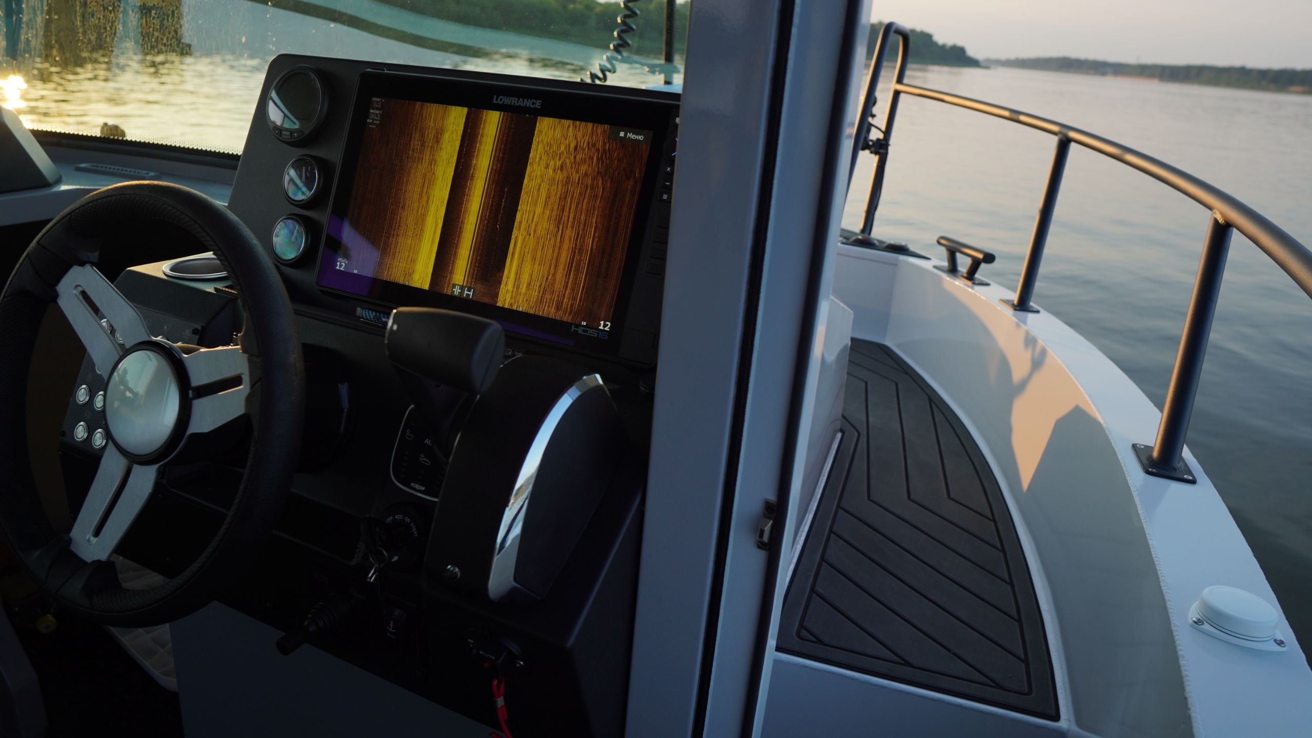 Проход по правому борту Windboat 7.0 Cabin