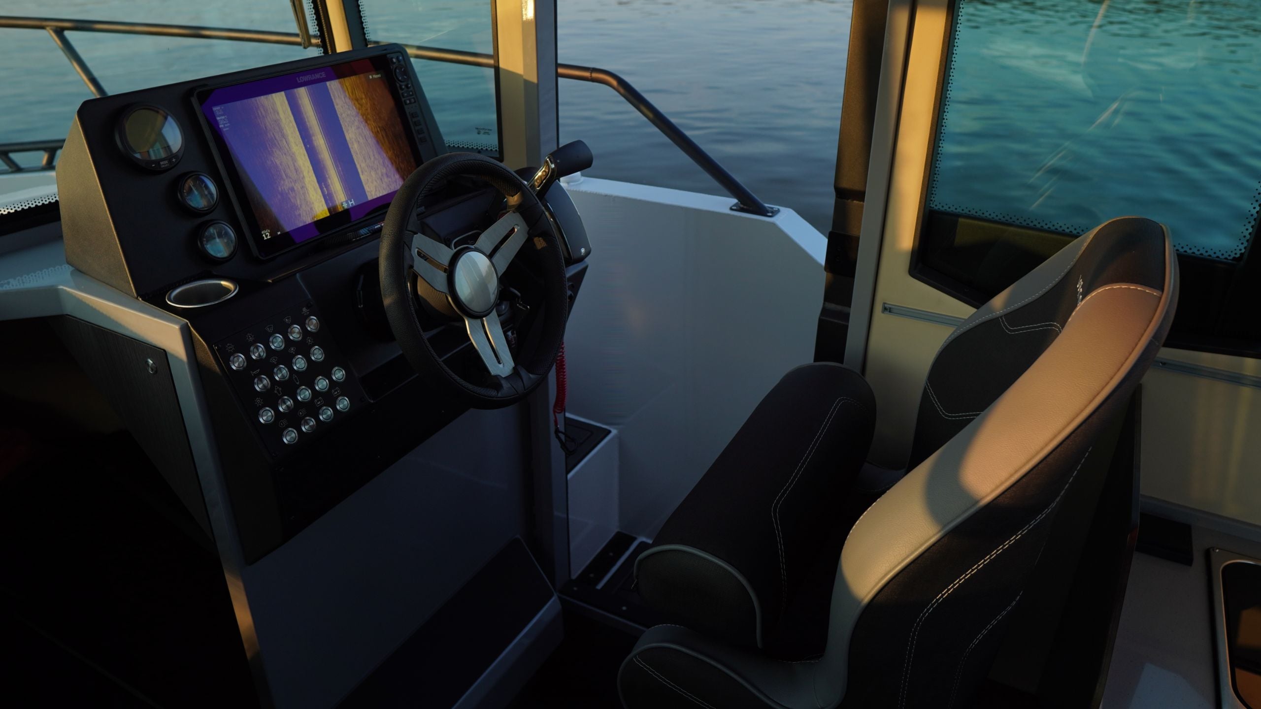 Windboat 7.0 Cabin — шильдик на борту