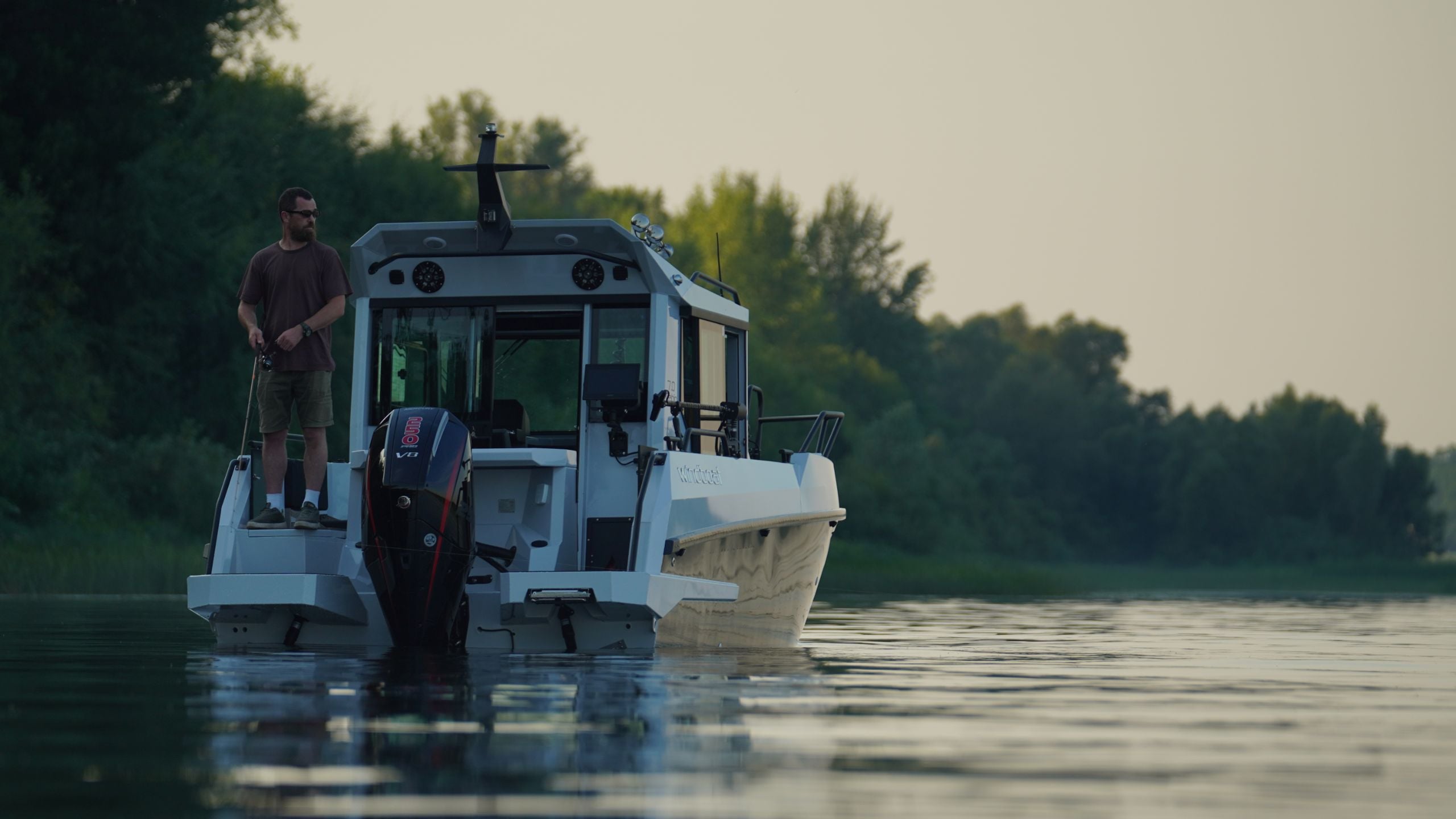 Windboat 7.0 Cabin — вид сверху, пенный след на тёмной воде