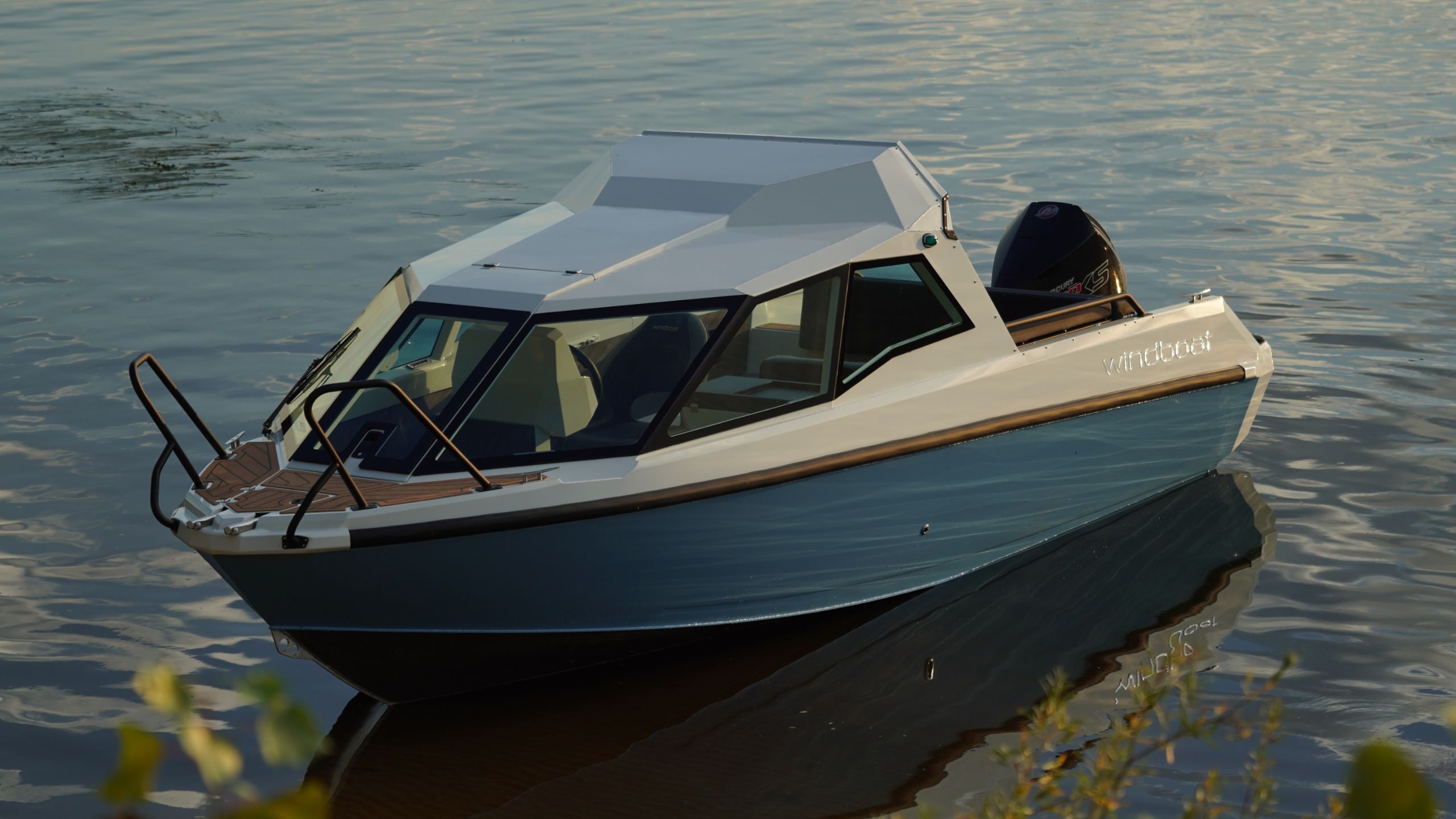 Windboat 6.3 HT — вид с кормы