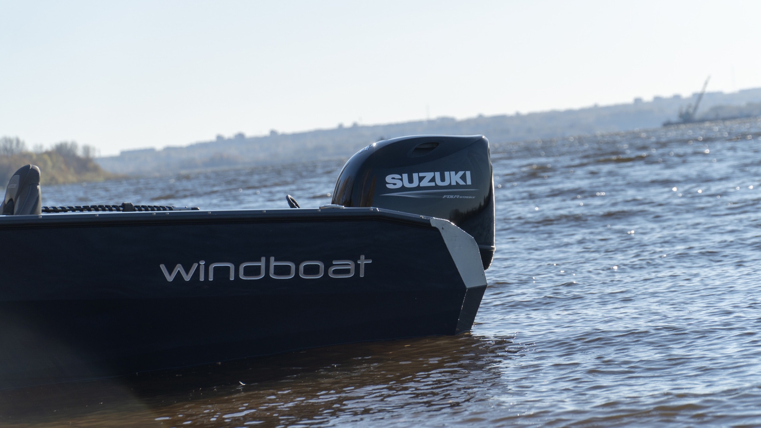 Windboat 5.0 EvoFish — мотор на ходу