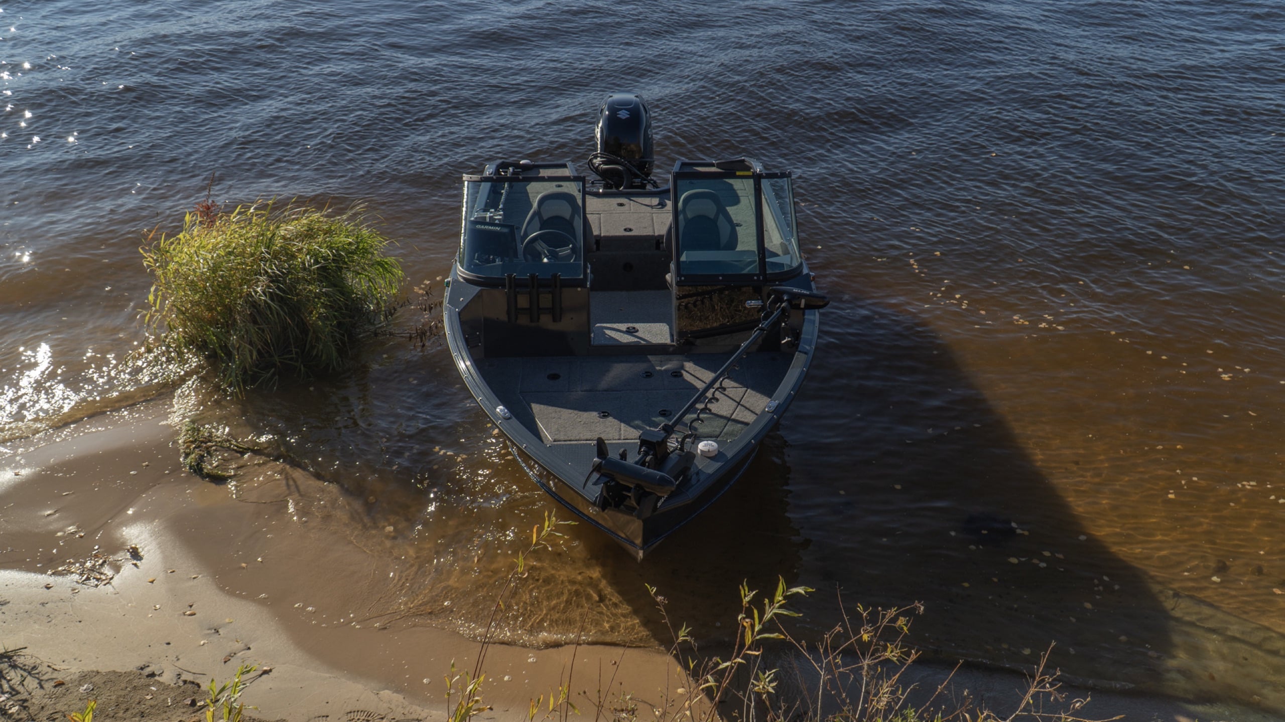 Windboat 5.0 EvoFish у берега