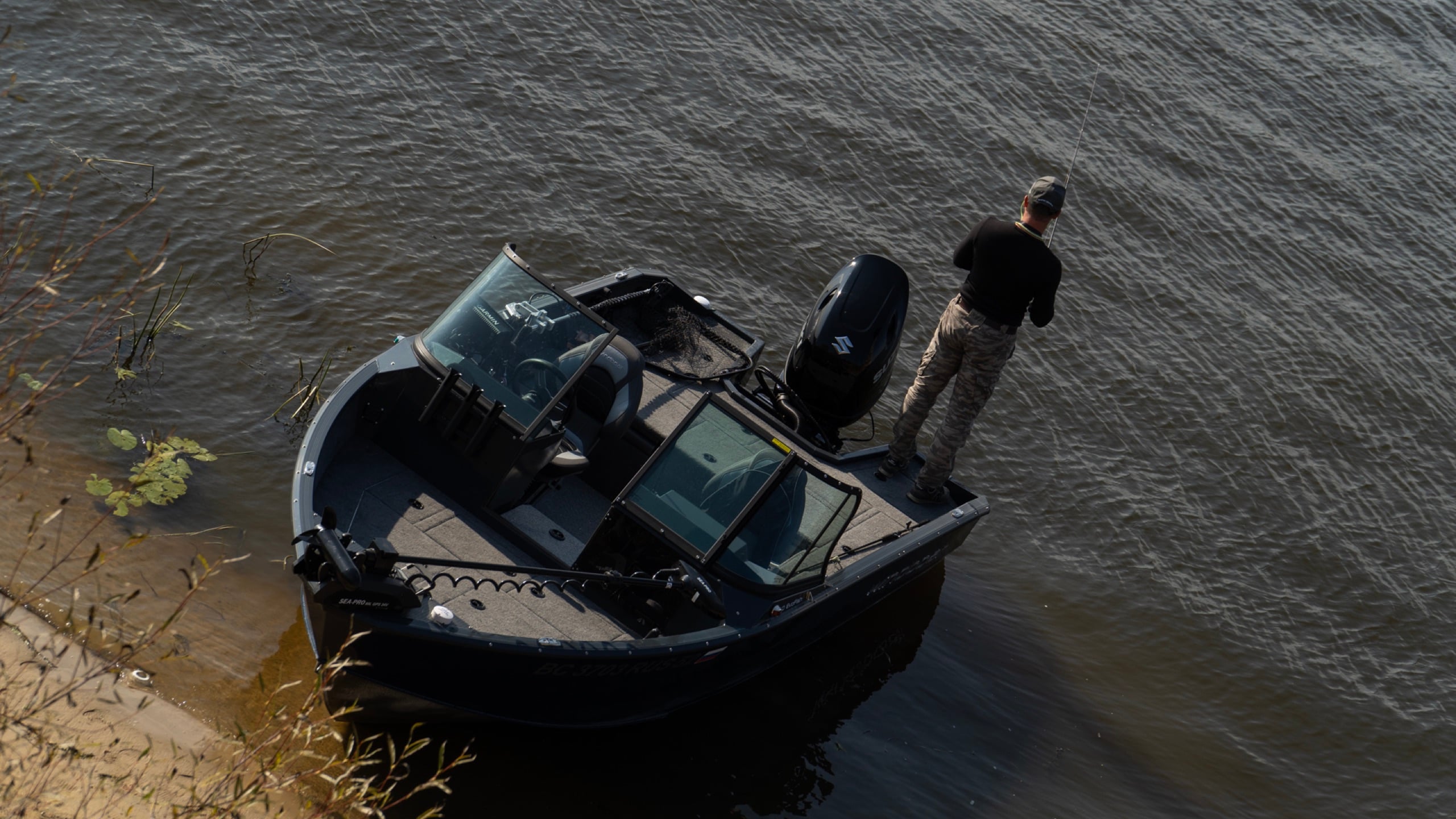 Windboat 5.0 EvoFish — корма у берега