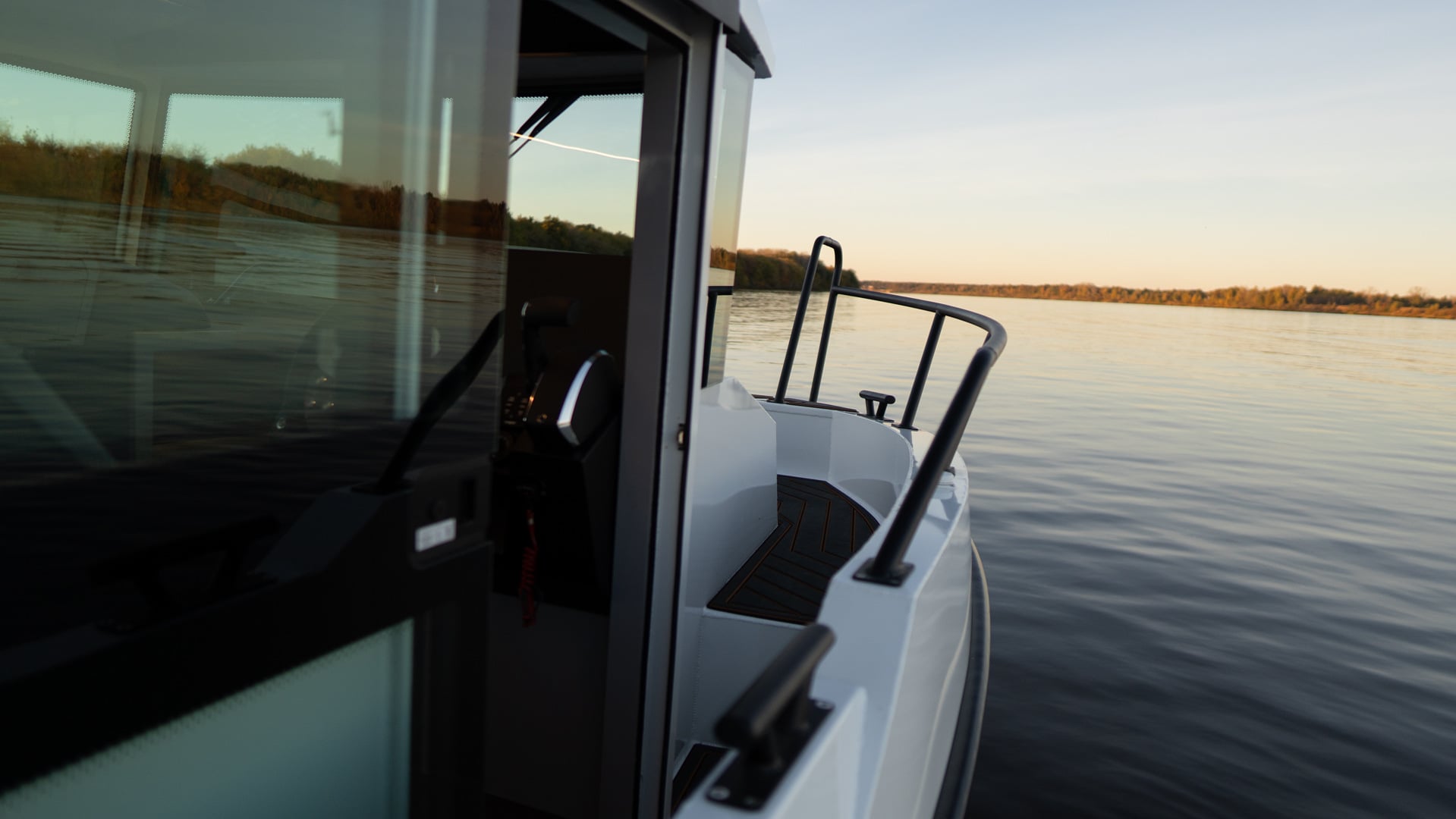 Windboat Cabin на воде