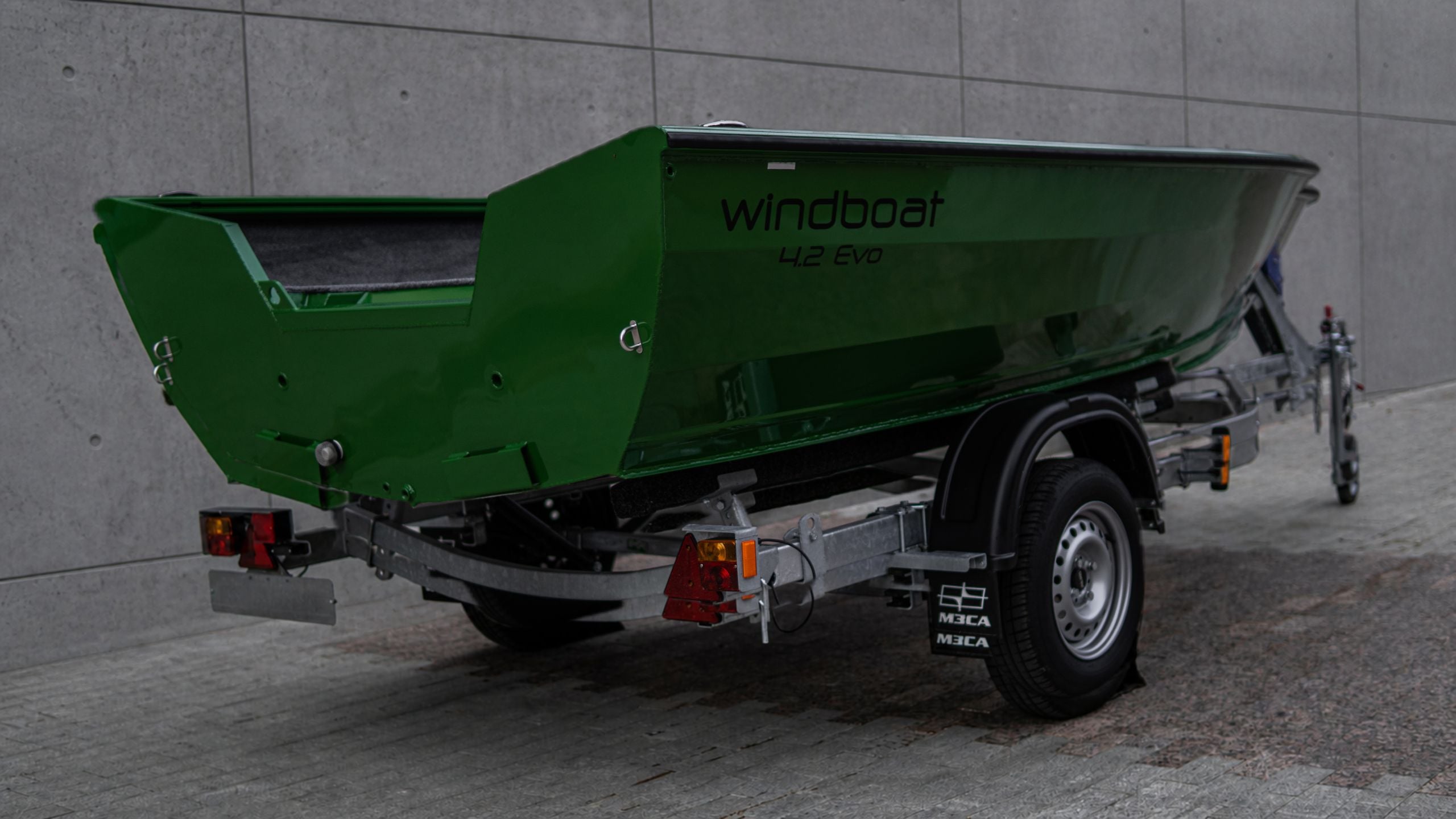 Windboat 4.2 Evo — кокпит в синем цвете