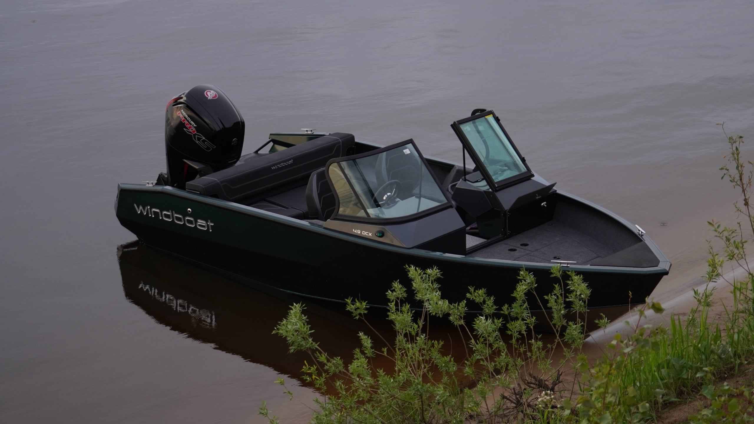 Windboat 4.9 DCX у песчаного берега