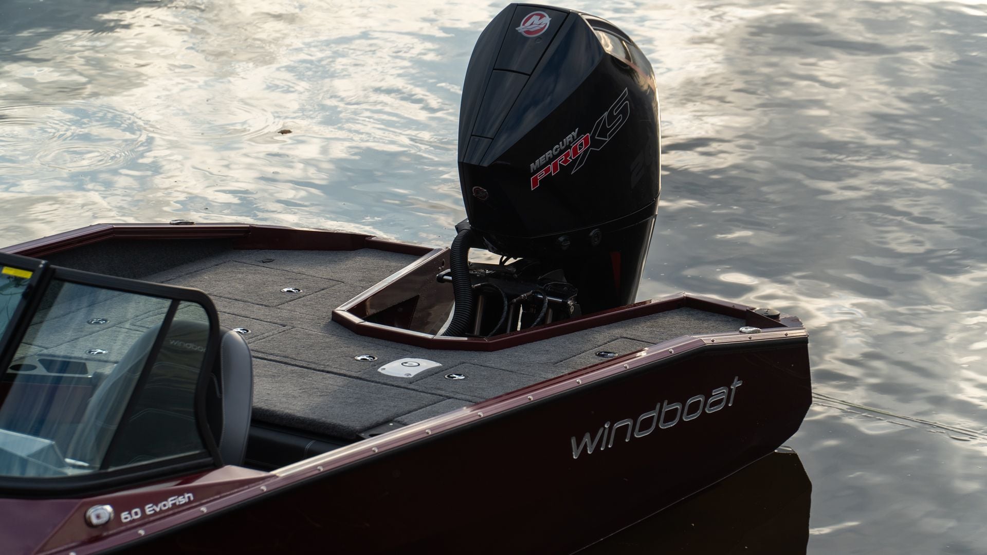 Mercury Pro XS на транце Windboat 6.0 EvoFish
