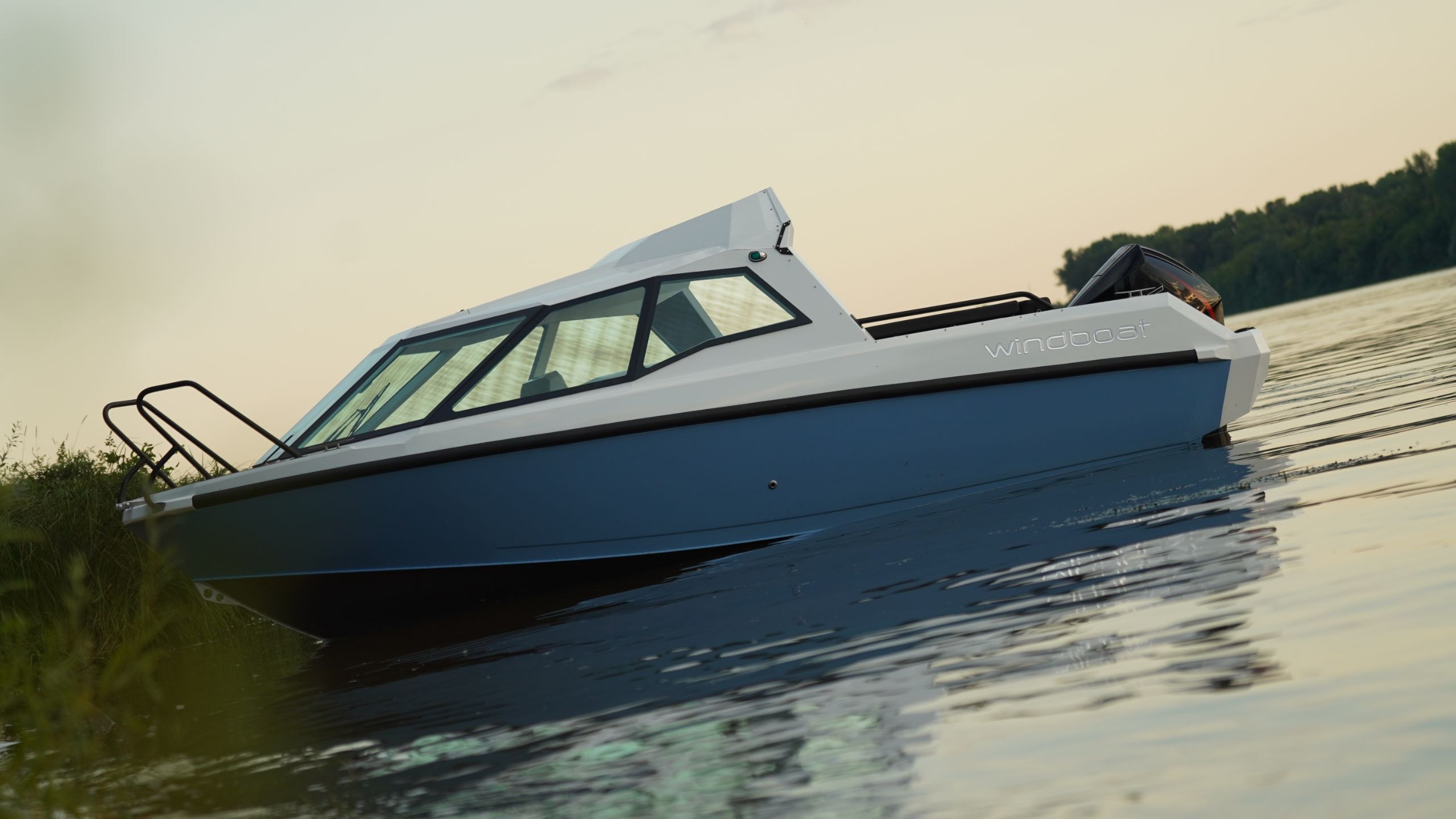 Windboat 6.3 HT на закате