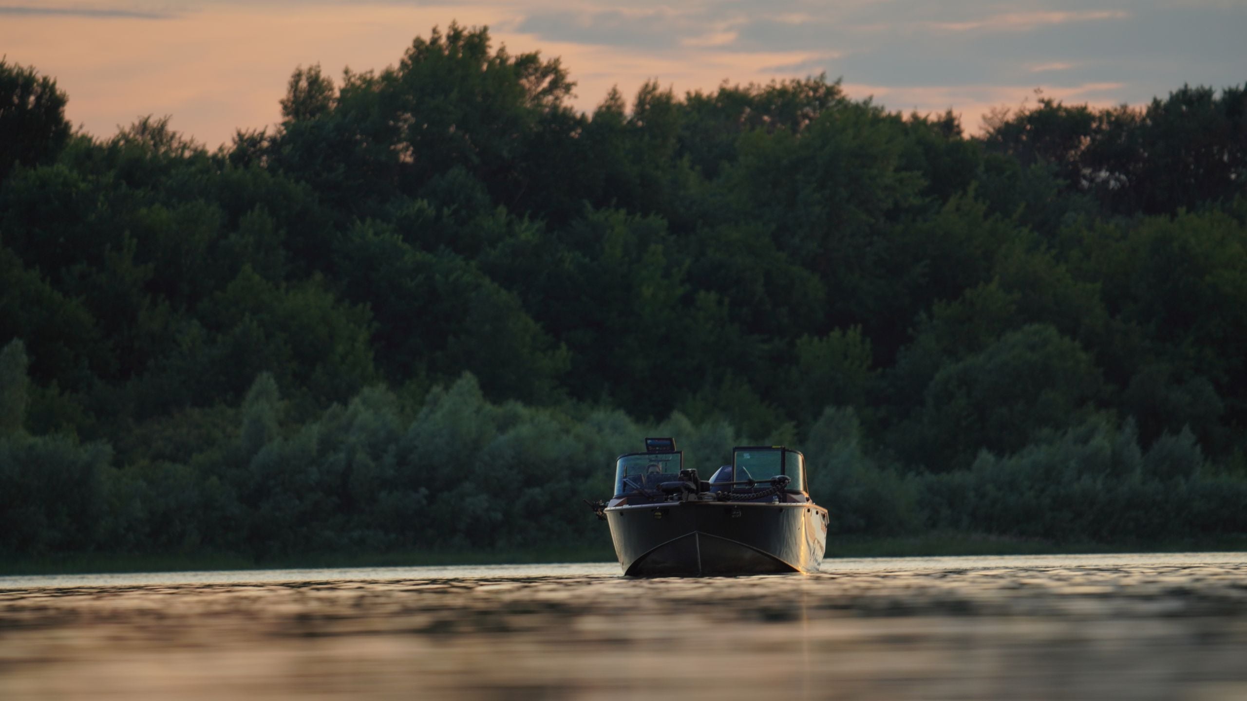 Windboat 6.5 EvoFish — нос красного корпуса