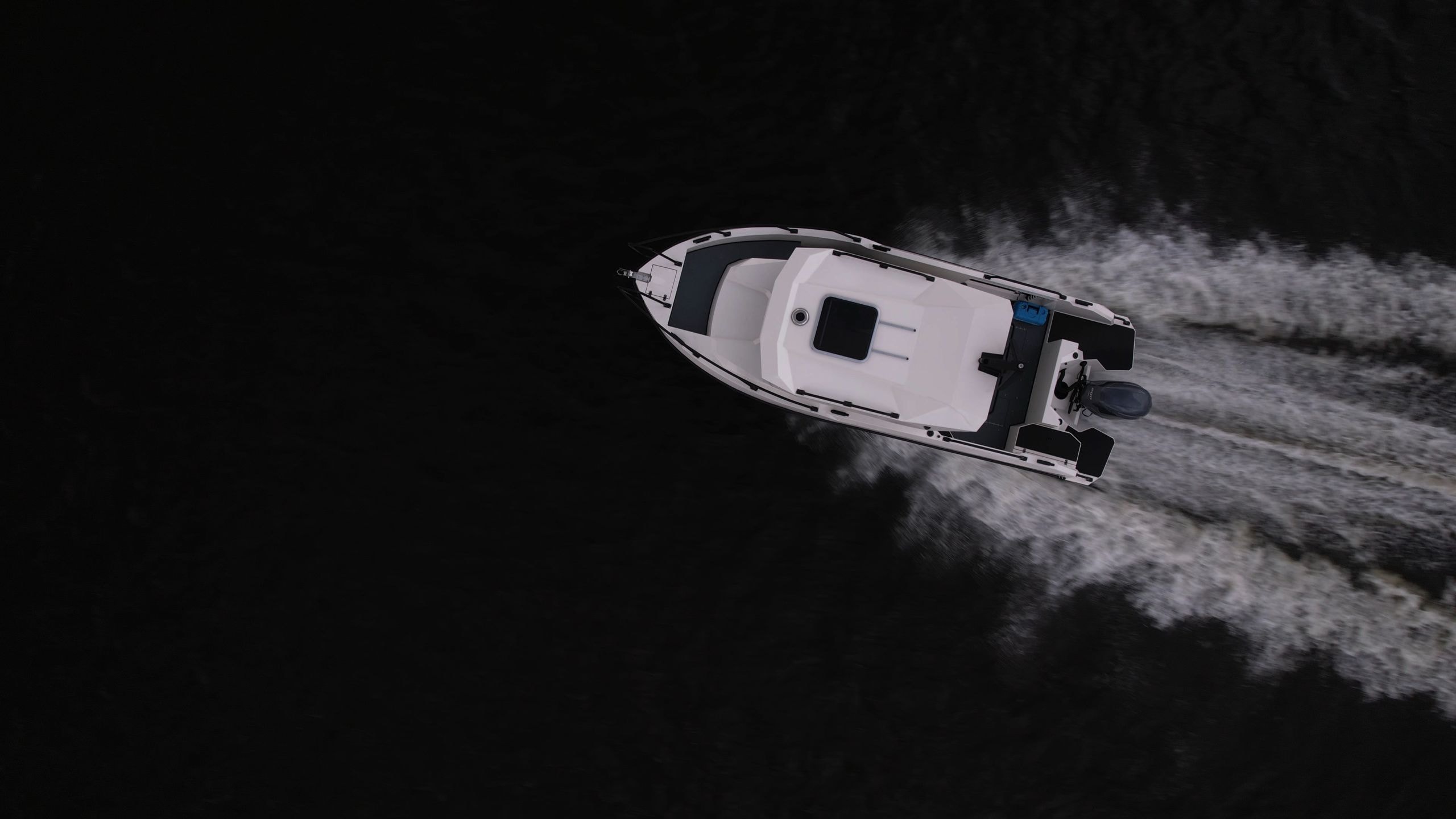 Windboat 7.0 Cabin на ходу — кильватерная струя