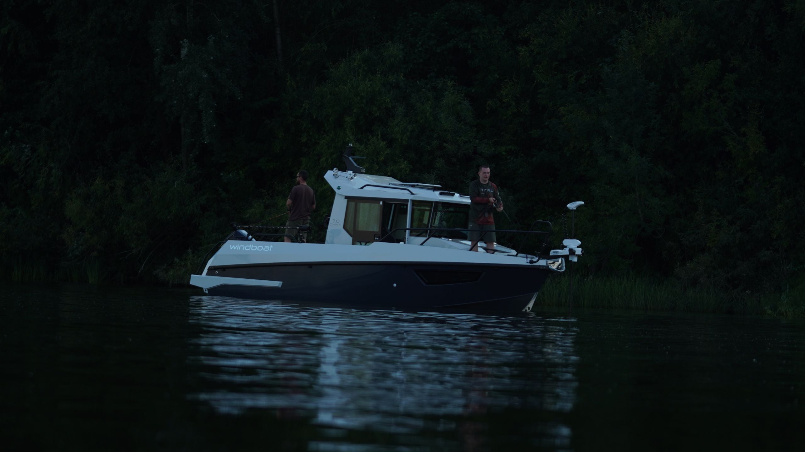 Windboat 7.0 Cabin на воде