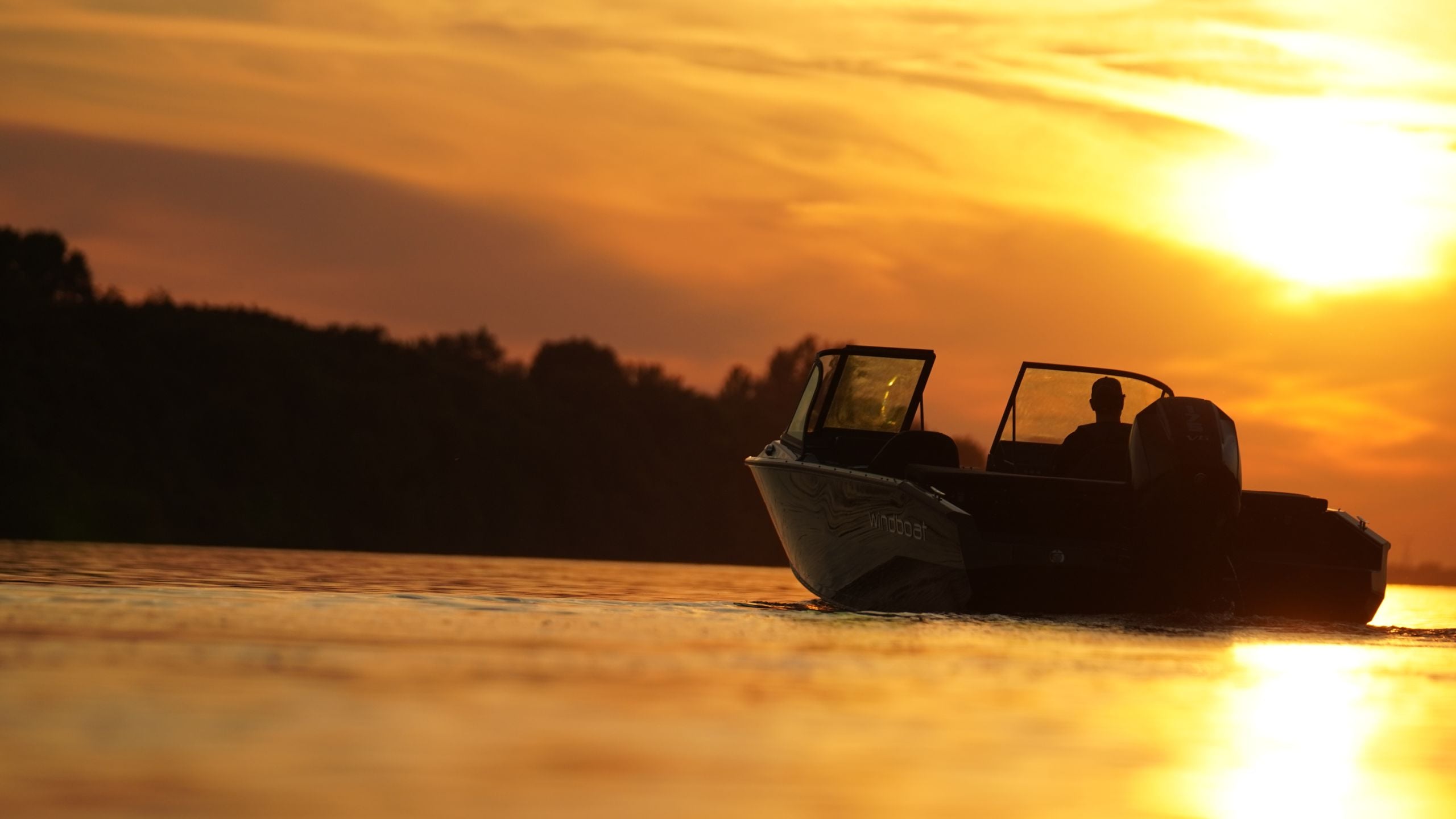 Катер Windboat 6.0 DCX на воде на закате