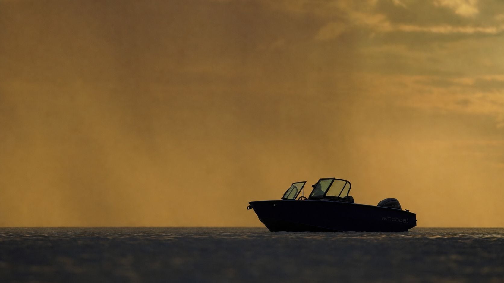 Катер Windboat 4.6 DCX на закатной воде