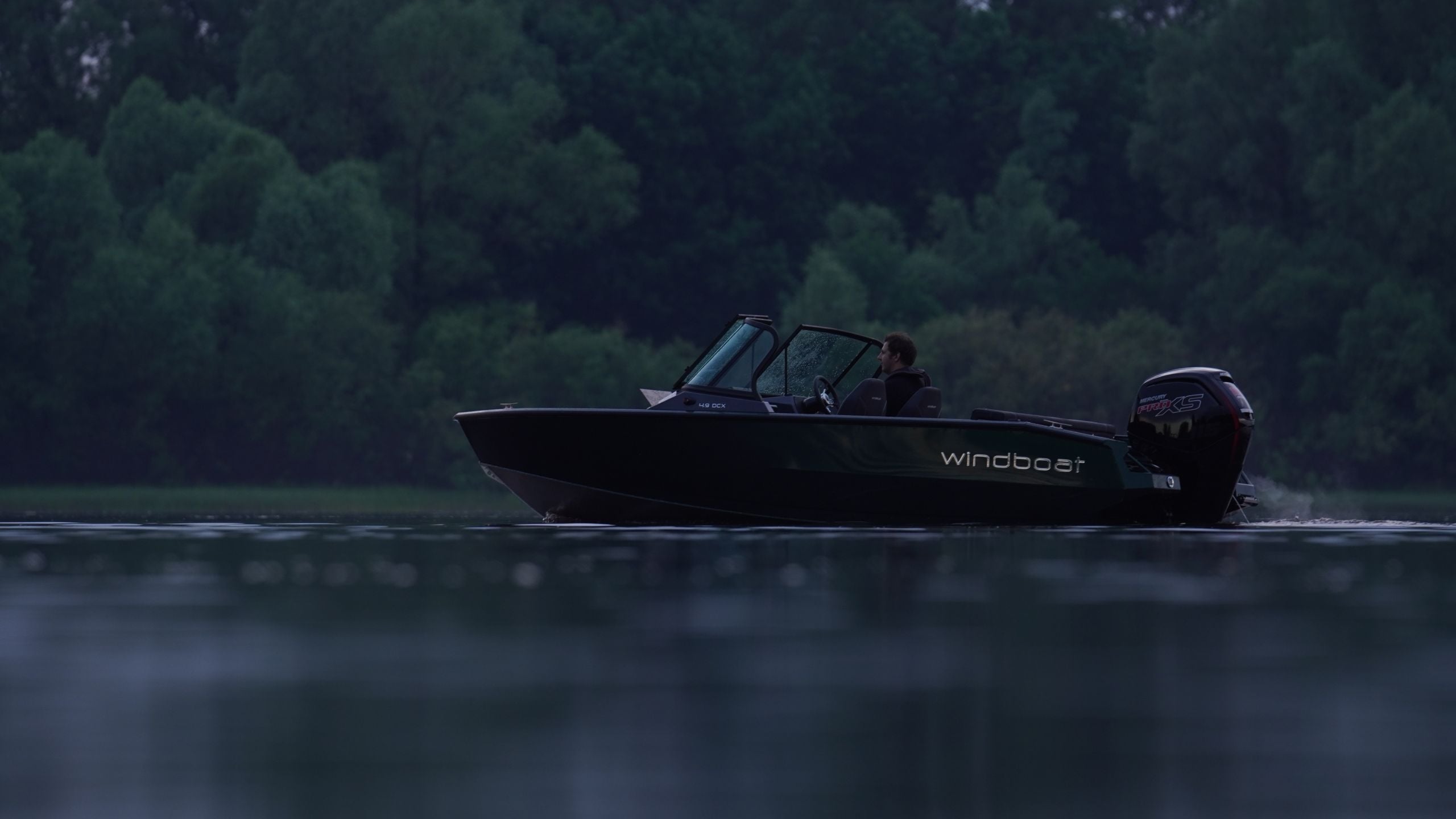 Катер Windboat 4.9 DCX на фоне леса